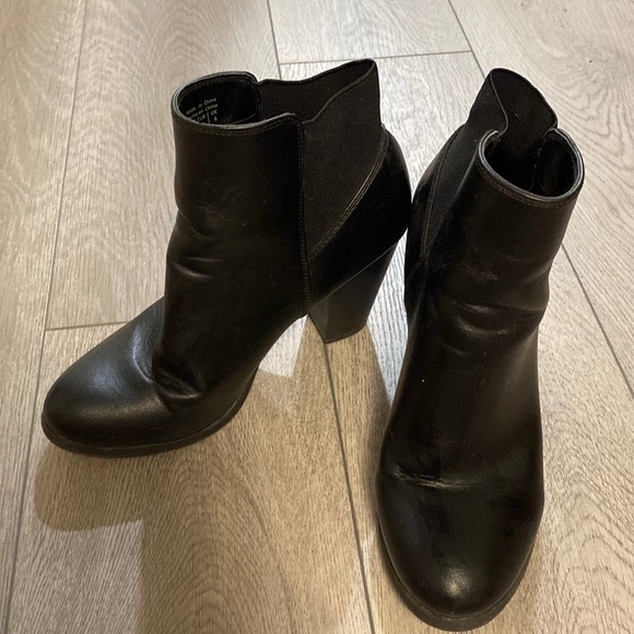 Black booties - Picture 1 of 3